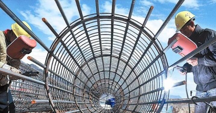 آلة لحام قفص فولاذي VS تشكيل قفص فولاذي تقليدي 